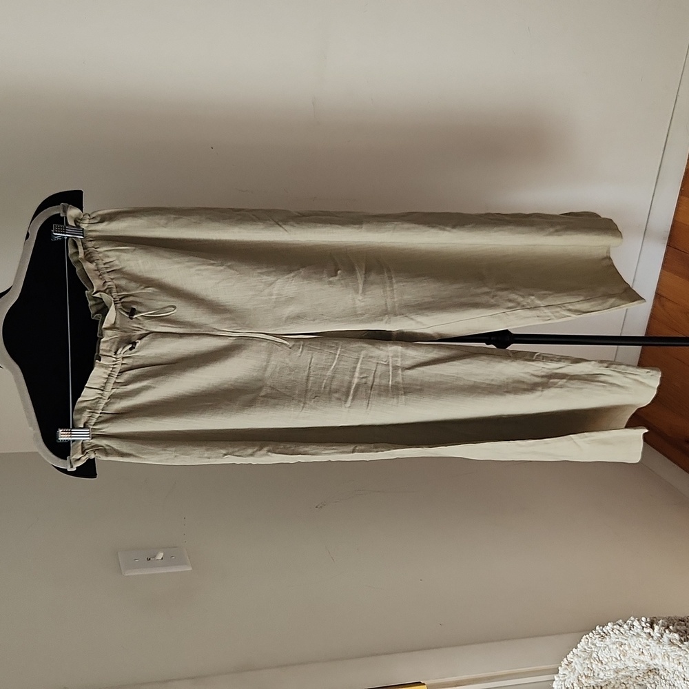 GILLI tan wide leg crop pants. Size L, 26-inch inseam.